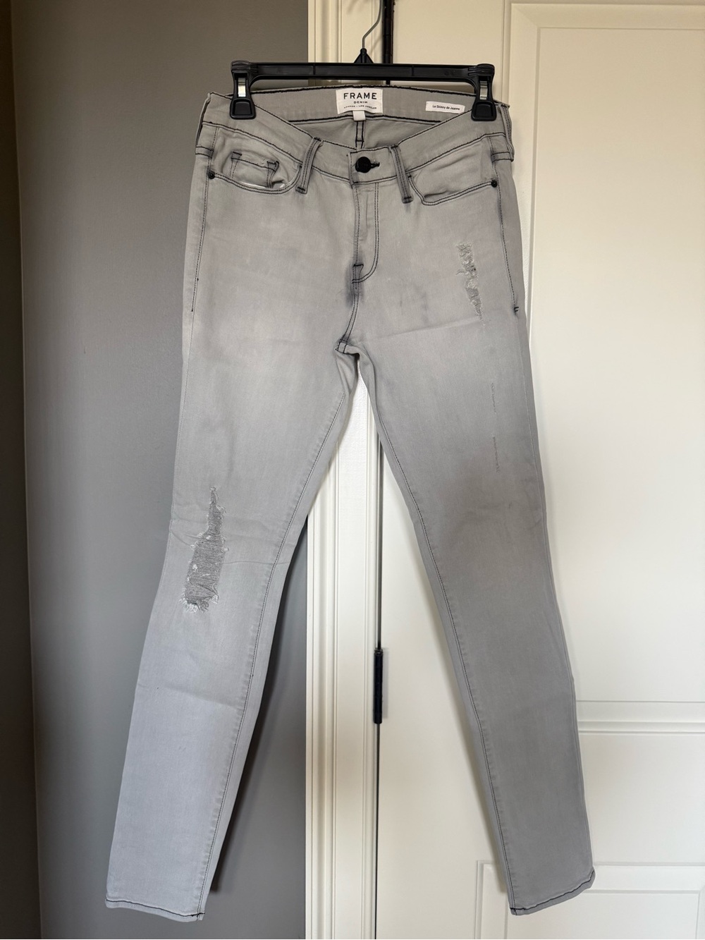 Frame Denim Women’s Skinny Jeans in Light Grey with Subtle Distress